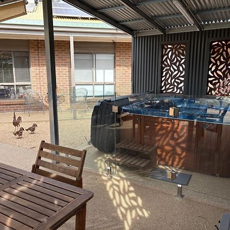 Semi-Private Half House With Games Room & Jacuzzi In Maiden Gully, Bendigo Buitenkant foto