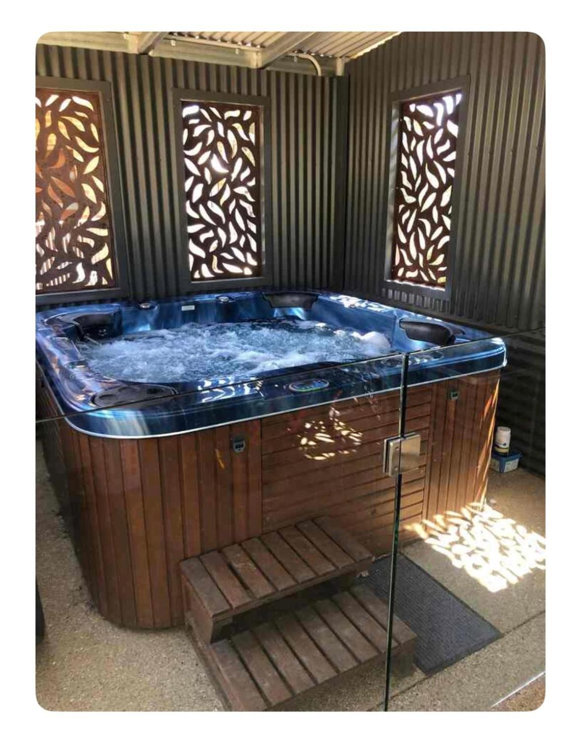 Semi-Private Half House With Games Room & Jacuzzi In Maiden Gully, Bendigo Buitenkant foto