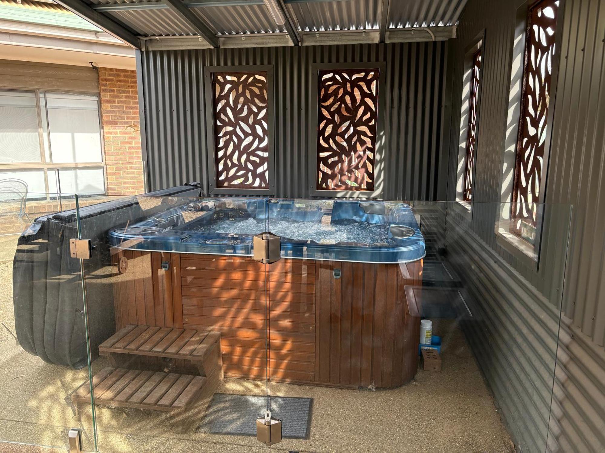 Semi-Private Half House With Games Room & Jacuzzi In Maiden Gully, Bendigo Buitenkant foto